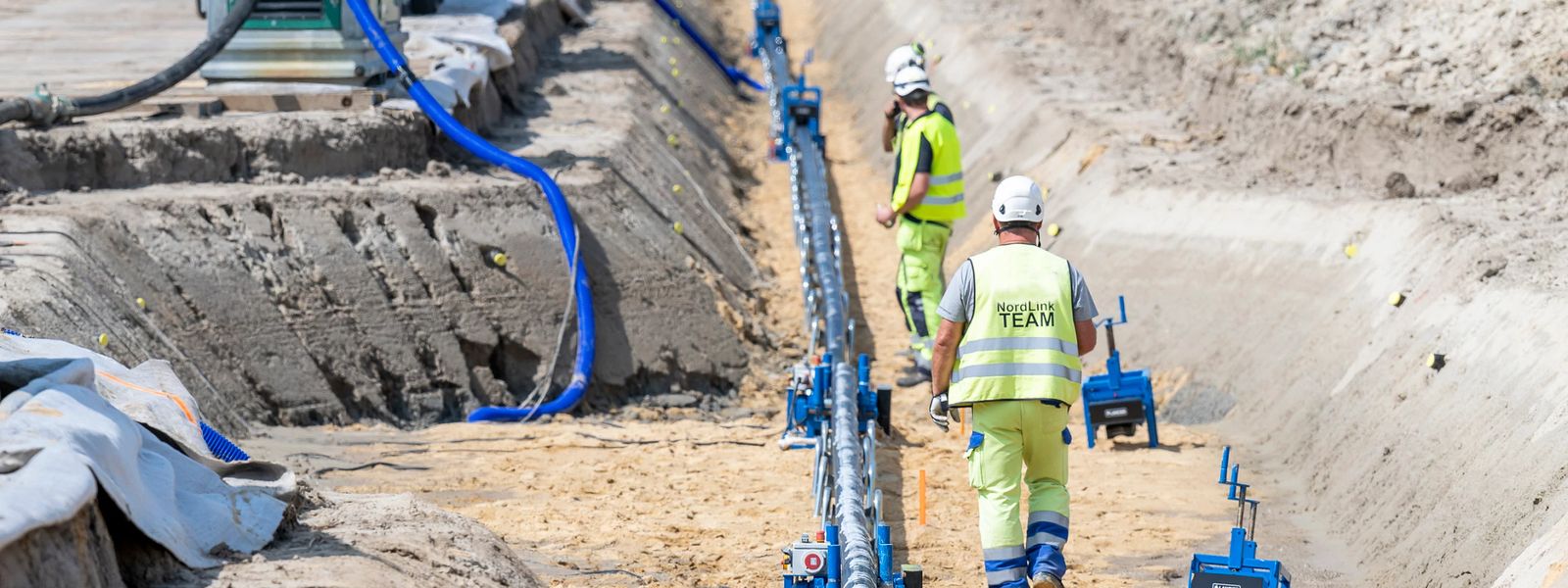 HV cable laying with construction workers